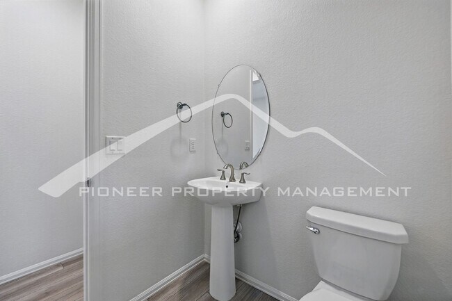 Building Photo - Spacious Home with Washer/Dryer and Centra...