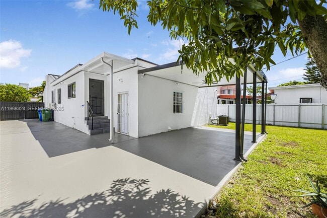 Building Photo - 2244 SW 10th St