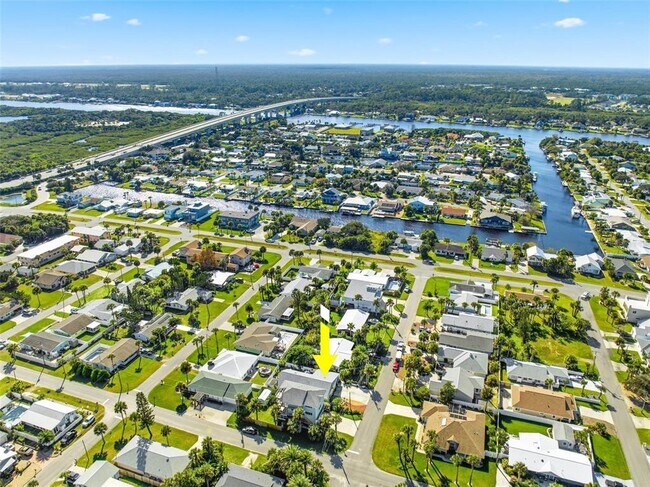 Building Photo - 305 N 6th St