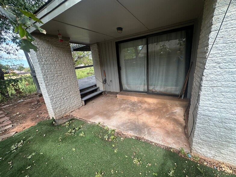 Back patio plus patio door - 6107 Gaelic Glen Dr