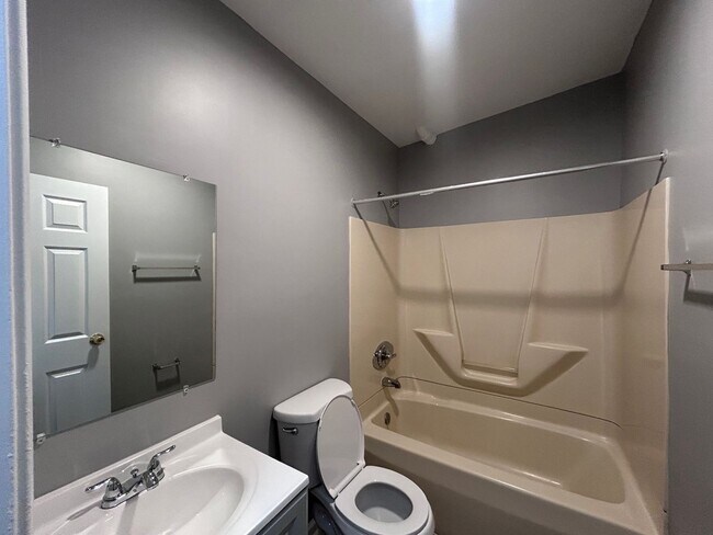 Building Photo - Baltimore - 2 bedrooms and 1 bath Available!