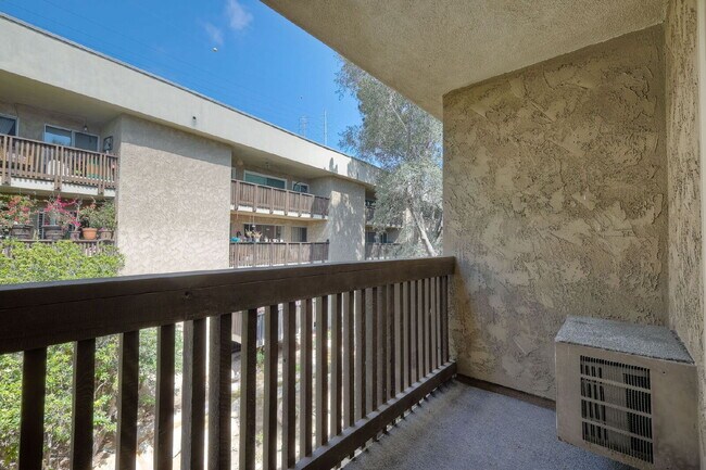 Building Photo - 1/2 off 1st month rent move in special at the Bluffs!!!