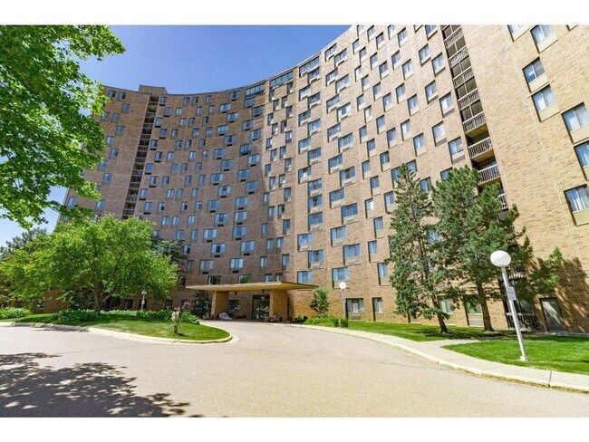 Building Photo - Spacious one-bedroom, one-bath condo in a fantastic St. Paul location!