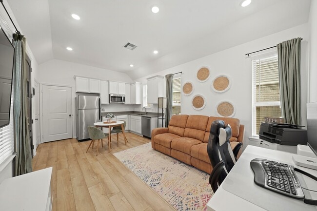 Building Photo - 9405 Vis Fls Trce