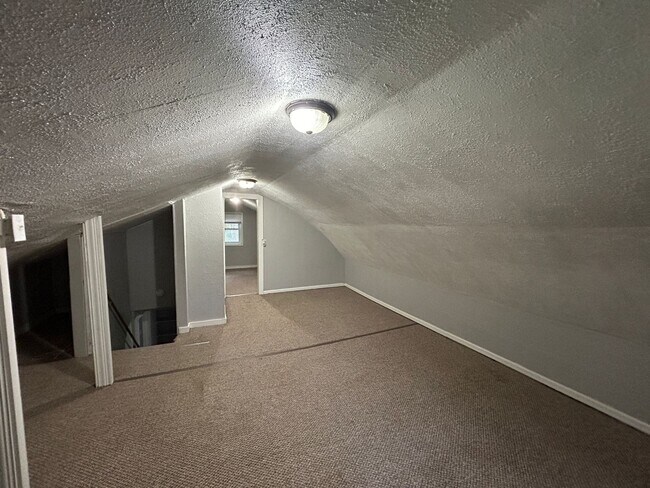 Building Photo - 3 bedroom 1 bath house in East Moline