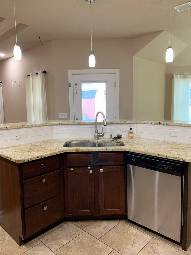 Building Photo - 116 Mariposa Dr