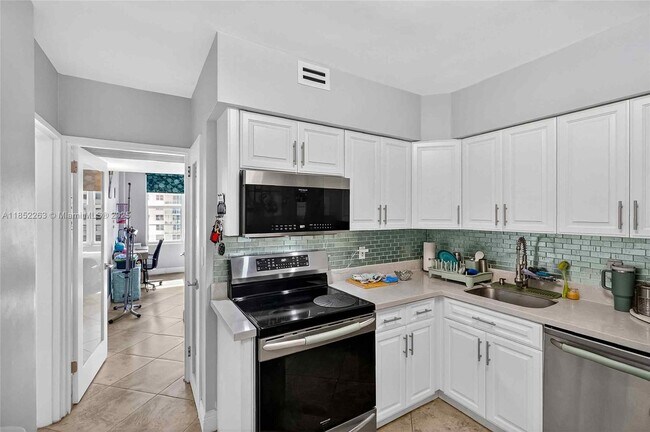 Building Photo - 5700 Collins Ave