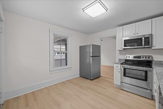 Building Photo - 258 Douglas Ave