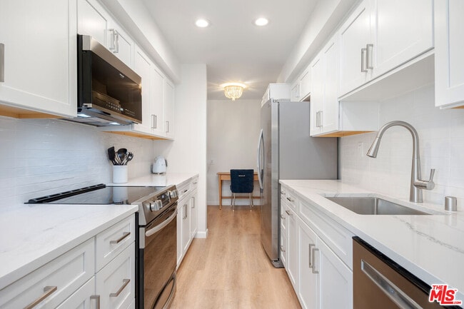 Building Photo - 809 S Bundy Dr