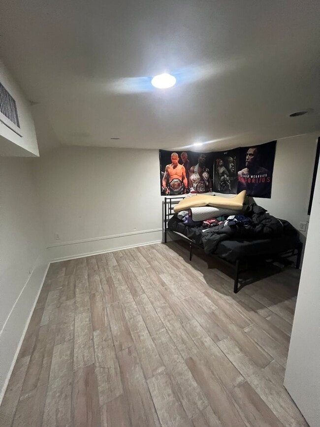 Building Photo - 4 Bedroom Unit off of State St!