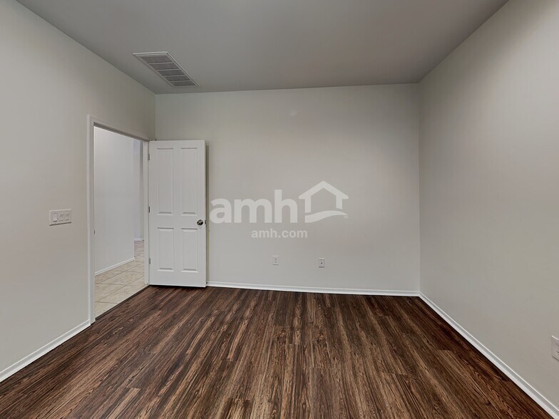 Building Photo - 1021 E Lumberjack Trail