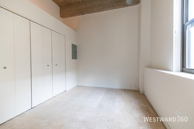 Building Photo - 758 N Larrabee-726