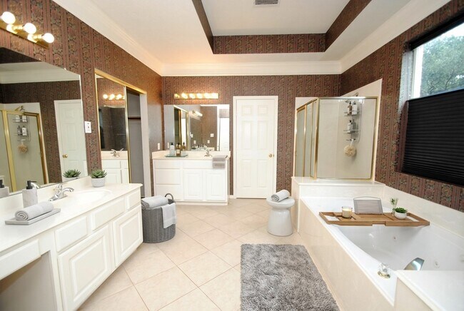 Building Photo - 2111 Parkview Ln