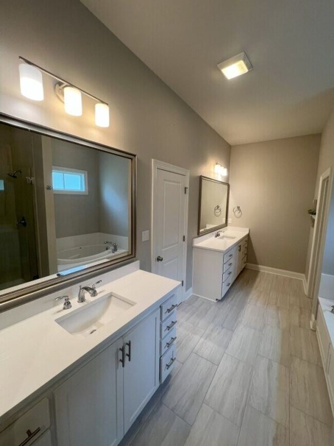 Building Photo - Beautiful 4-Bedroom Home in The Magnificen...