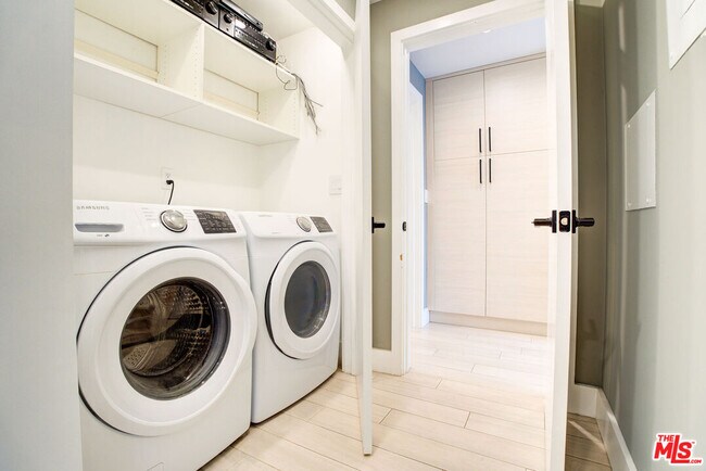 Building Photo - 423 N Palm Dr