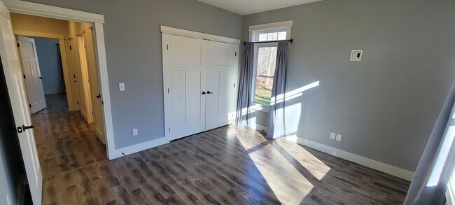 Building Photo - Three Bedroom 2.5 Bath House