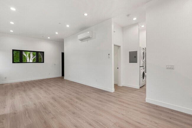 Building Photo - Stunning brand new construction, modern luxury living!