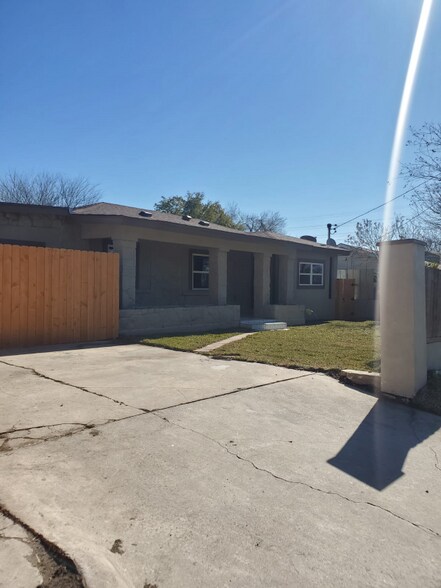 Primary Photo - 118 Esmeralda Dr
