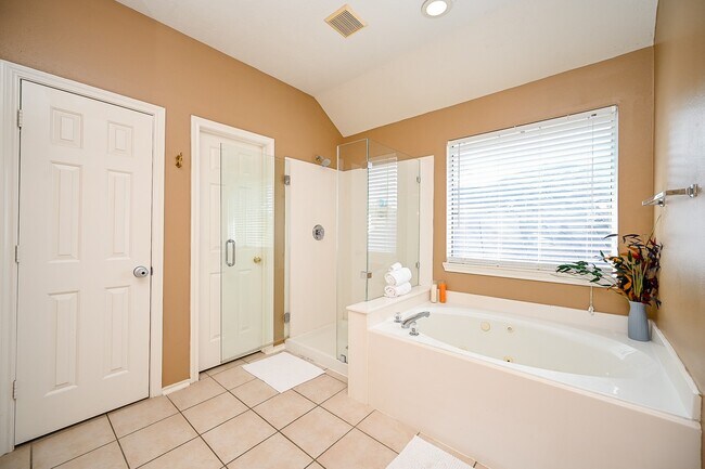 Building Photo - 12122 Lucky Meadow Dr