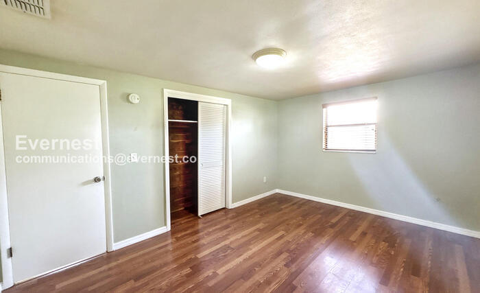 Building Photo - 3509 Kingsbury Dr