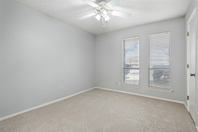 Building Photo - 2732 Parkhaven Dr