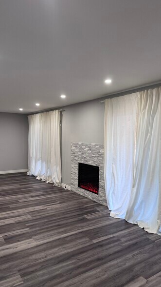 Building Photo - 1127 E Del Mar Blvd