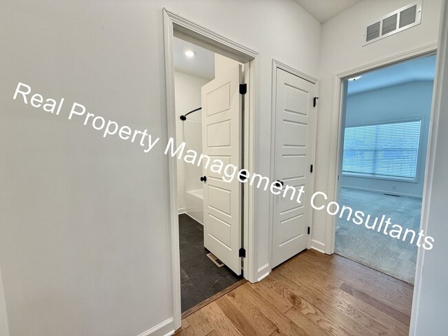 Building Photo - Extraordinary 4 bedroom home in Lee's Summit