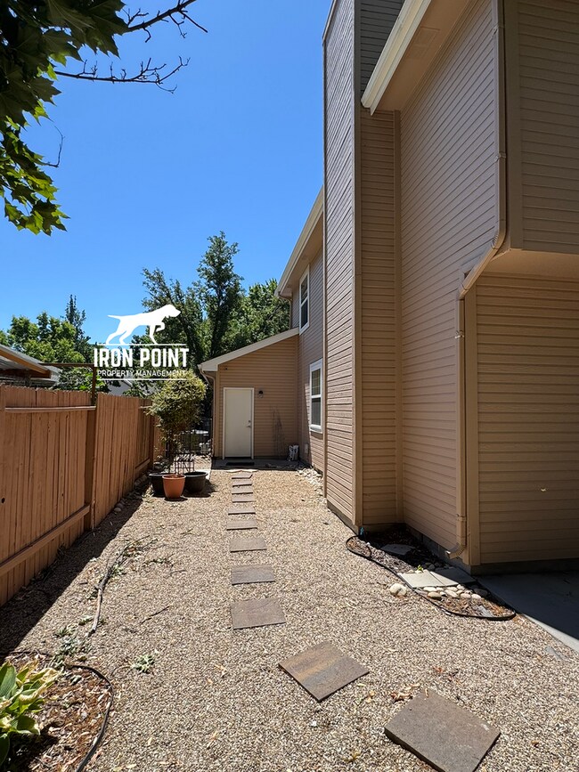 Building Photo - 4 bedroom home in East Boise, close to Bar...