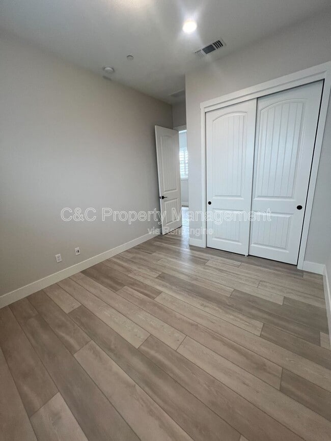 Building Photo - 2996 Minaret Wy