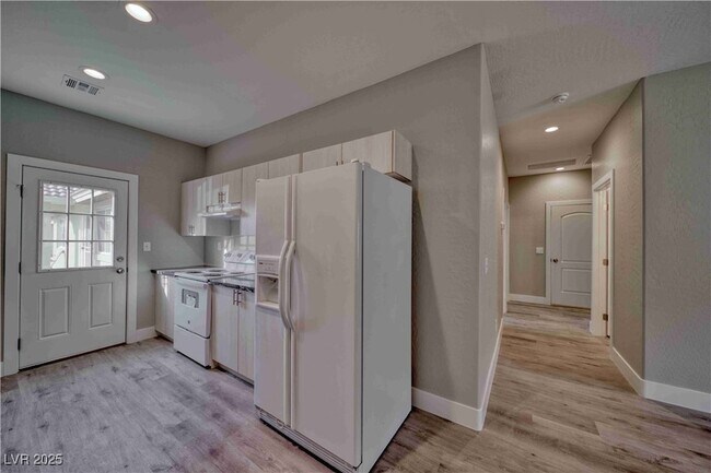 Building Photo - 610 San Lorenzo St