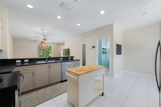 Building Photo - 463 School House Rd