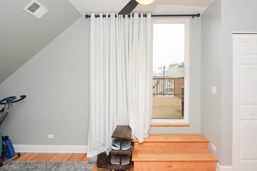 Building Photo - 944 N Winchester Ave