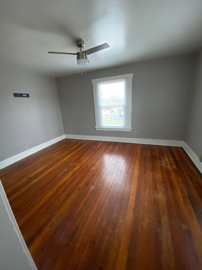 Building Photo - 301 W Eureka St