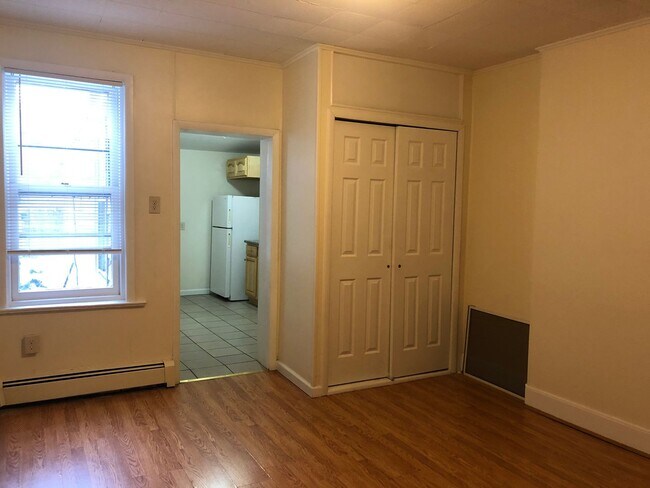 Building Photo - Great Home! Wood Flooring! Updated Kitchen! Wood Cabinets! Granite Counters! Great Living Space! ...
