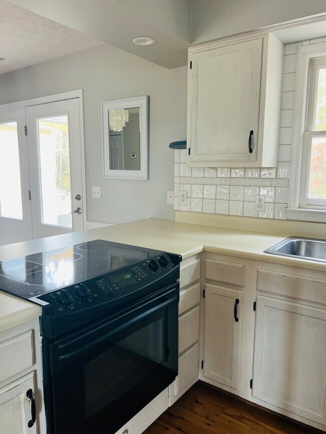 Building Photo - 208 Elmhurst Rd