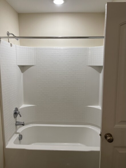 Guest bath upstairs - 11330 White Bluff Rd