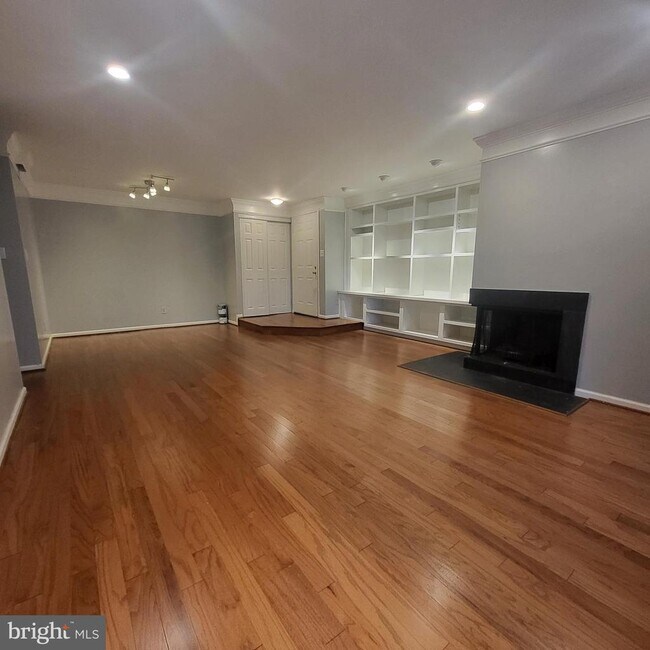 Building Photo - 5800 Cove Landing Rd