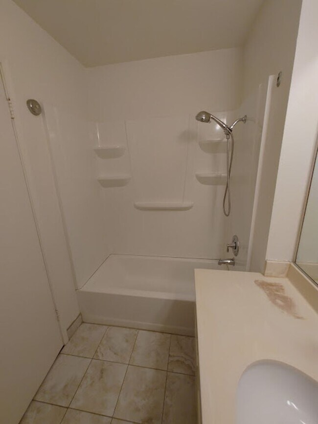 Building Photo - U{COMMING - PEACEFUL 2BD/2BA CONDO NEAR THE PARK  refrigerator