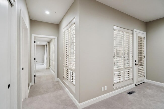 Building Photo - 651 Manresa Ln