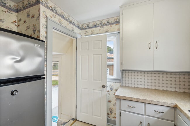 Building Photo - 629 St Clair Ave