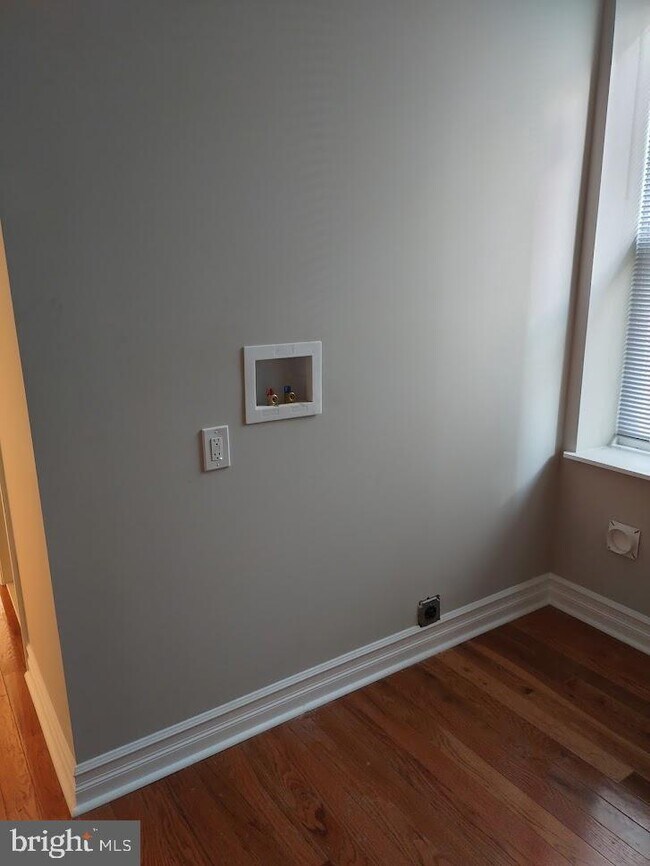 Building Photo - 1812 N Croskey St