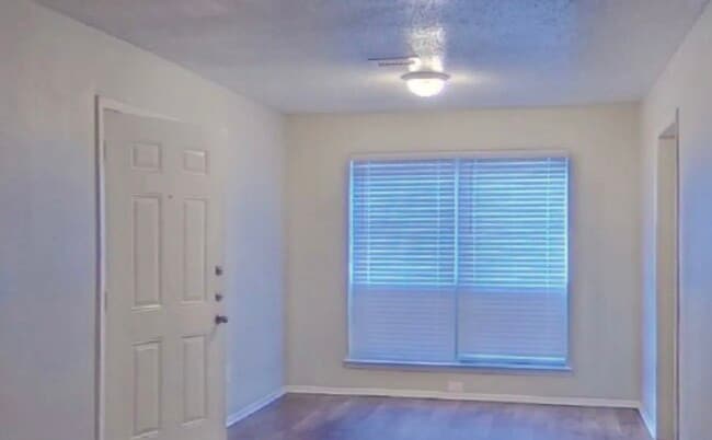 Building Photo - AVAILABLE NOW READY TO MOVE IN