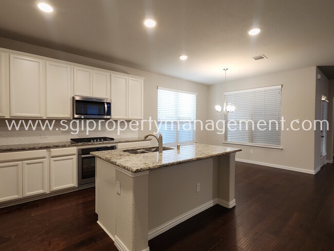 Building Photo - 2024 Miramar Dr