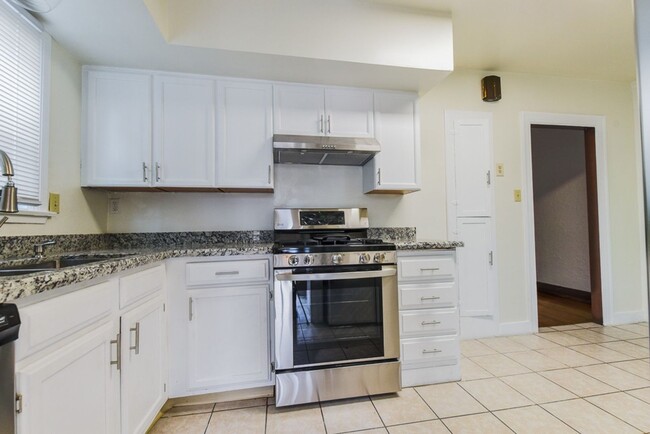 Building Photo - Beautiful 2 Bed +office, den garage, 1 Bath