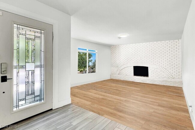 Building Photo - 1600 Eaton Dr