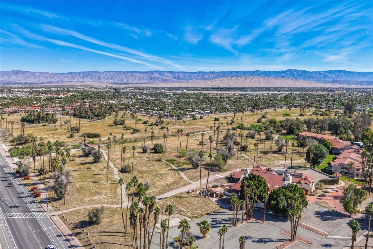 Building Photo - 2701 E Mesquite Ave