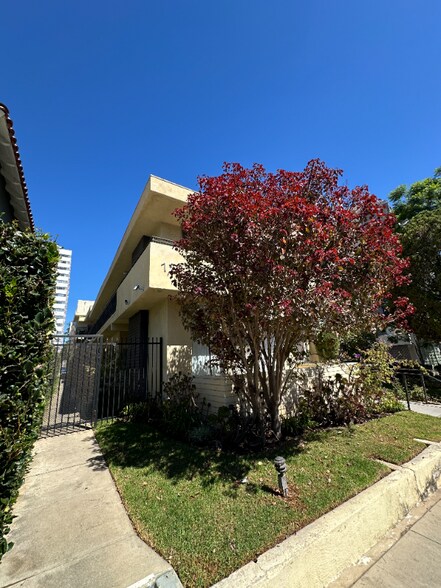 Primary Photo - 1262 Granville Ave