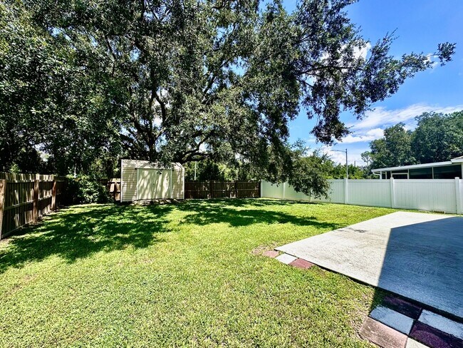 Building Photo - 9606 Chandon Dr
