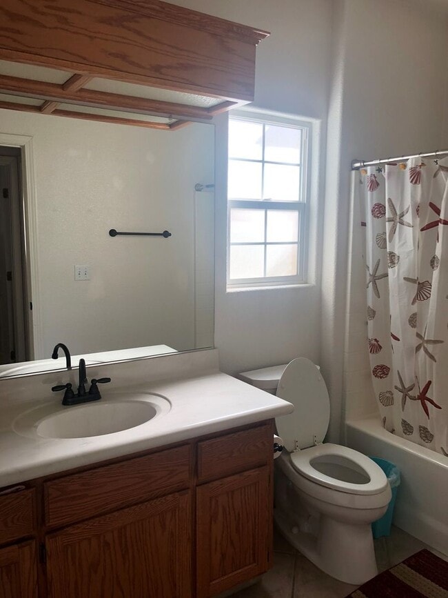 Building Photo - 2614 W Oakridge Ave