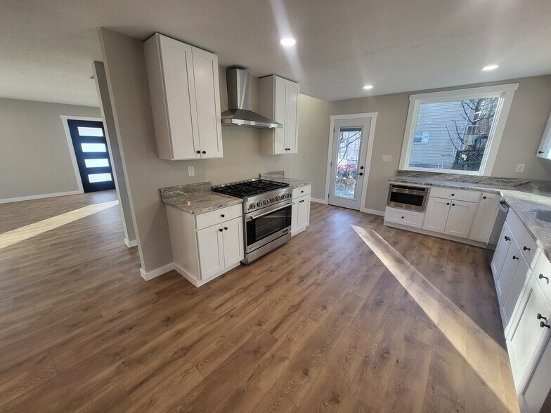 Building Photo - 9755 Grosick Rd